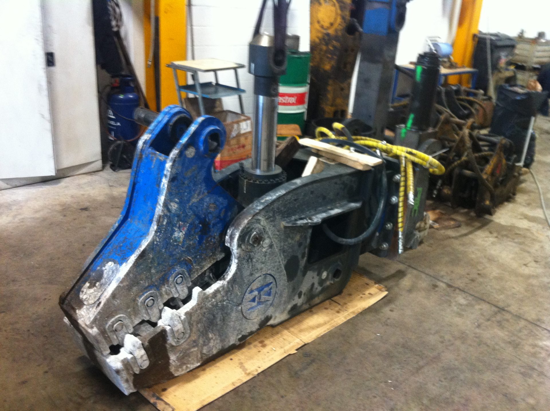 Hydraulic crusher in the workshop