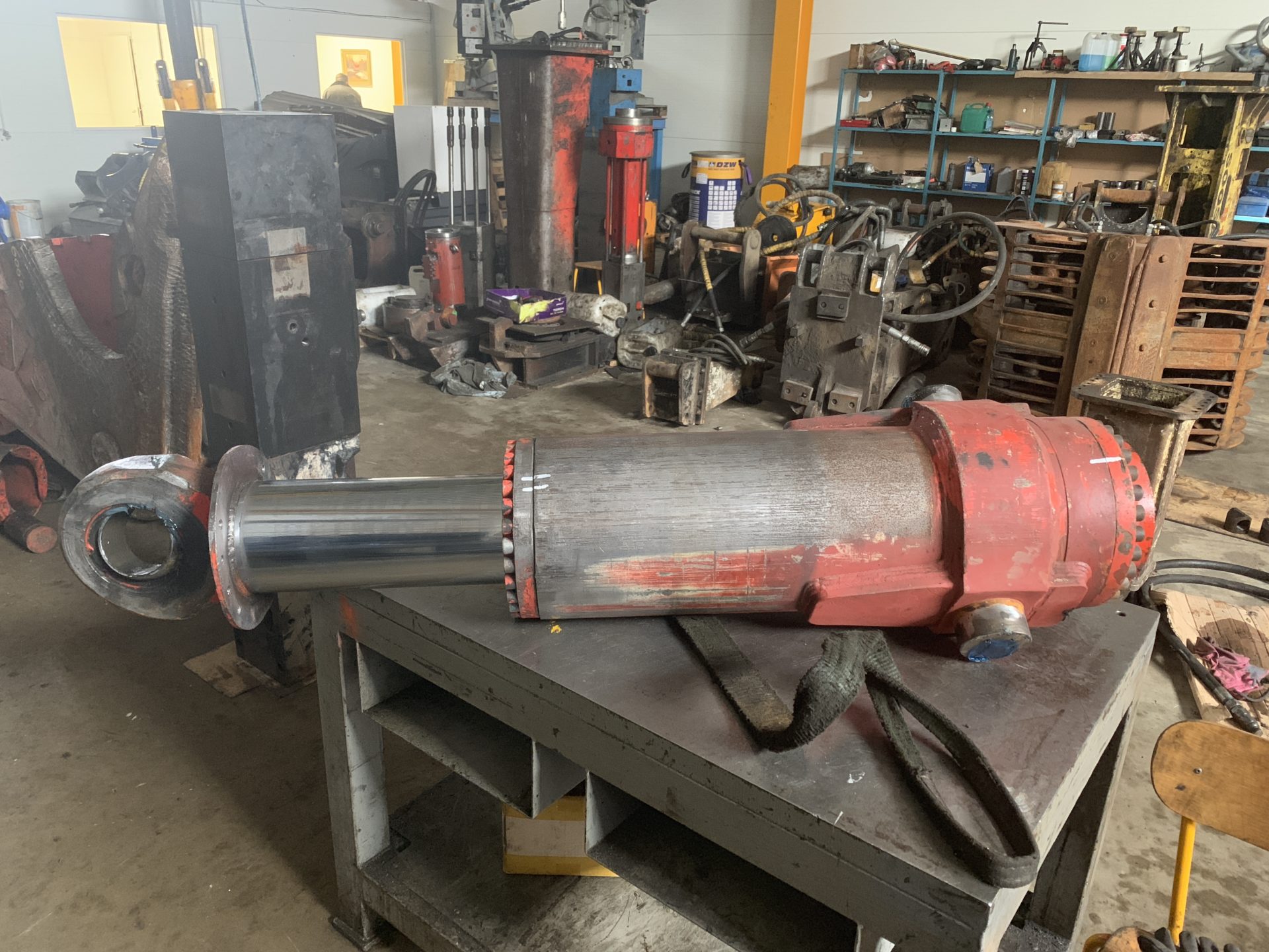 Hydraulic cylinder on the bench